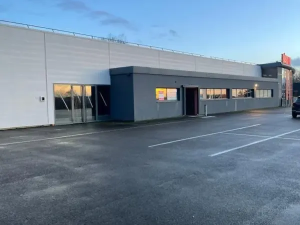 A 5 MIN DE LA FERTE BERNARD LOCAL COMMERCIAL 1000 m2