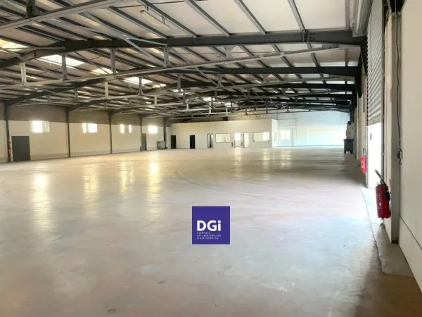 Entrepôt avec bureaux à louer Saint Gilles 1200 m2