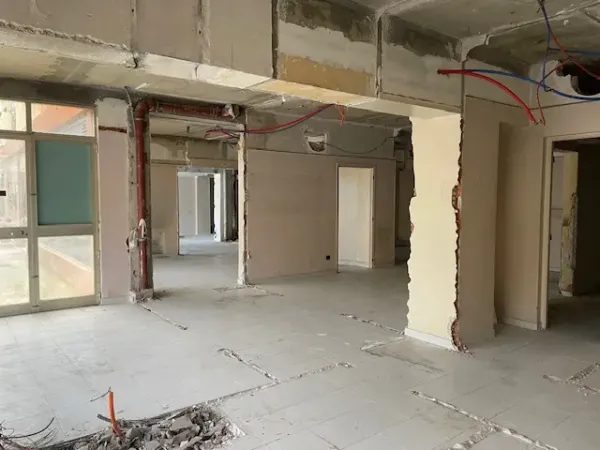Locaux commerciaux en RDC, de 317m² vides à rénover -PMR Centre ville