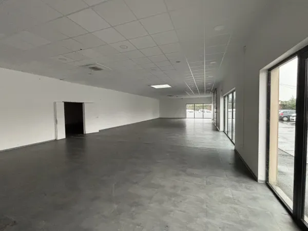 À LOUER - LOCAL PROFESSIONNEL / COMMERCIAL - 162 m² - FEURS