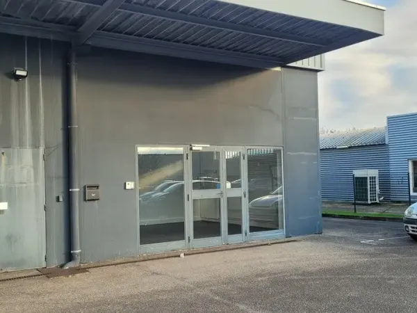 BUREAUX + RESERVES/ATELIERS A LOUER