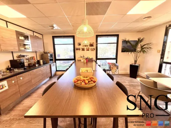Bureaux bien situés / équipés avec terrasse, cuisine, parking