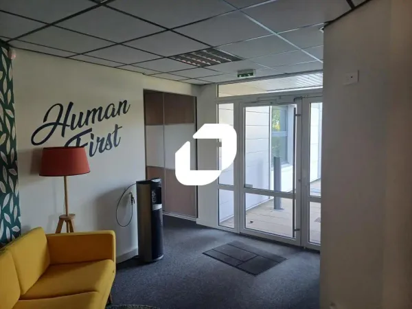 A VENDRE OU A LOUER, BUREAUX PROCHE ZONE COMMERCIALE