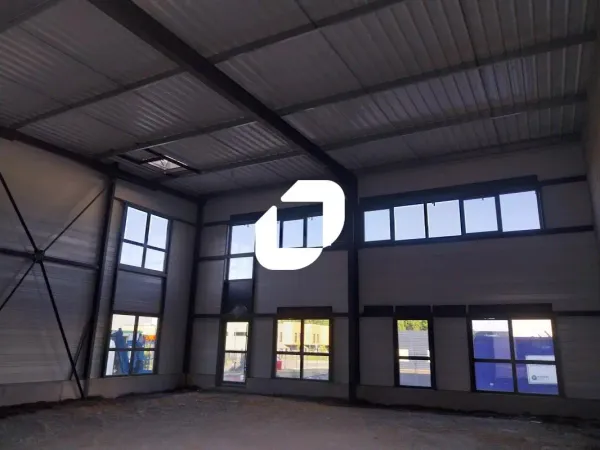 A VENDRE, LOCAUX NEUFS PROCHE NANTES-RENNES
