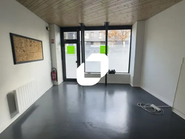 A VENDRE, REZ-DE-CHAUSSEE AVEC SOUS-SOL