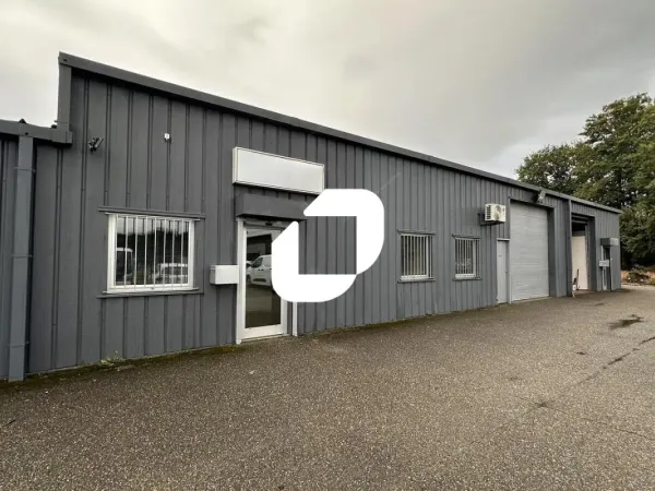 A LOUER, LOCAUX AVEC STOCKAGE EXTERIEUR