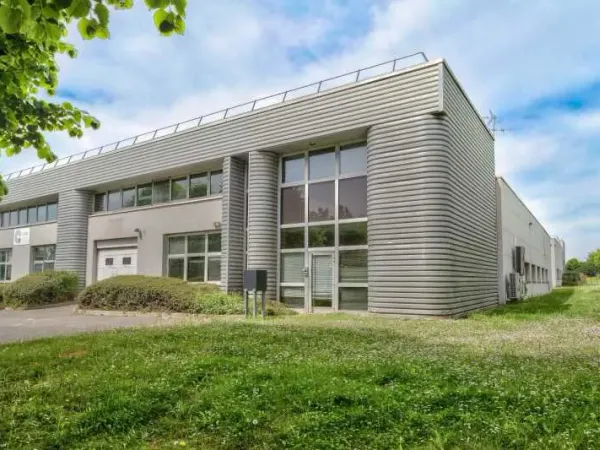 À louer : 2 lots d'activité avec bureaux d'accompagnement, disponibles immédiatement de 458 m² et 62