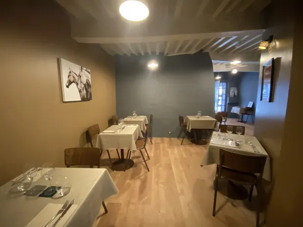 Local Restaurant - Centre Ville Apt