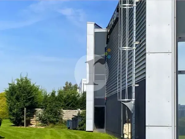Cellule d'activité neuve à louer dans parc moderne