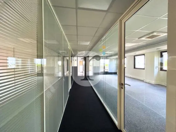 Plateaux de bureaux rénovés sur emplacement stratégique Accès PMR Ascenseur