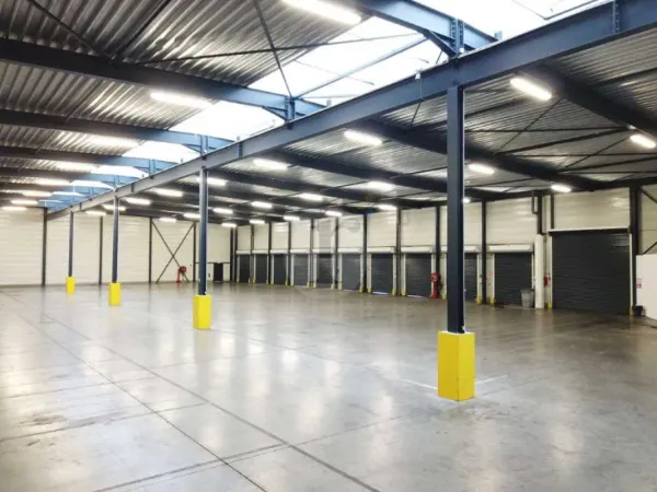 Entrepôts et bureaux à louer sur emplacement stratégique de Roncq