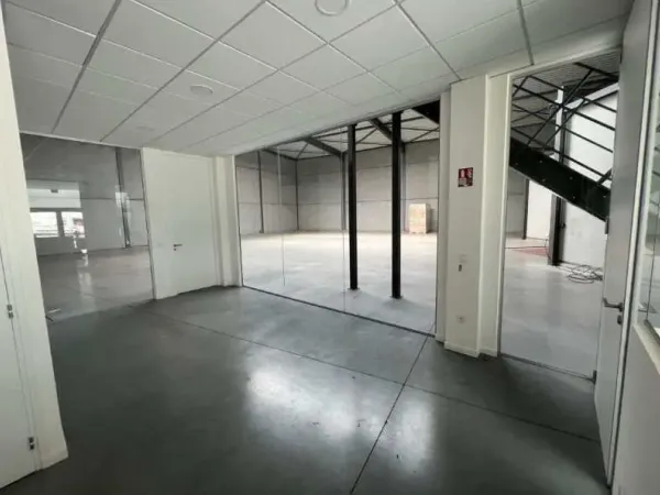 Local d'activités 1 800 m² divisibles à louer