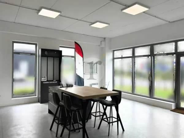 Superbe cellules d'activités avec bureaux lumineux à louer