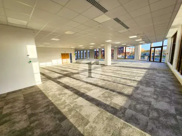 1700 m² Bureaux lumineux à louer (divisible)