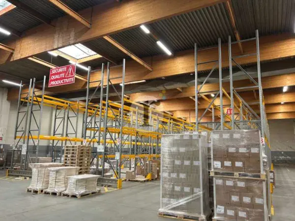 Bâtiment d'activités 8 579 m² à louer, prox. autoroute