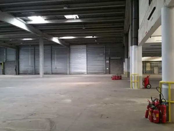 Entrepôts logistiques avec bureaux - 5 400 m² à louer