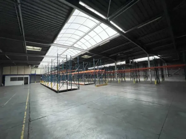 Bâtiment logistique à saisir dans une zone d'activités dynamique - Proche autoroute