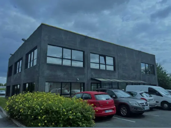Atelier/stockage avec bureaux et parking PL à louer