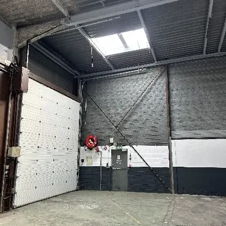 Vastes cellules d'activités avec bureaux à louer sur emplacement stratégique