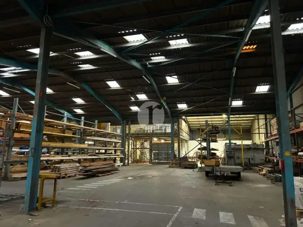Locaux d'activités 3 000 m² à louer / Proximité A23