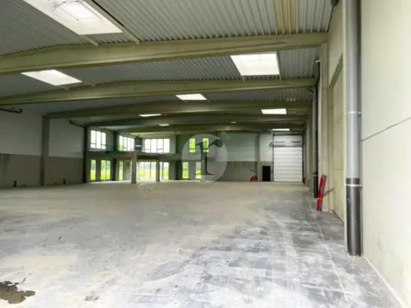 Cellule d'activités avec bureaux à louer / 685 m²