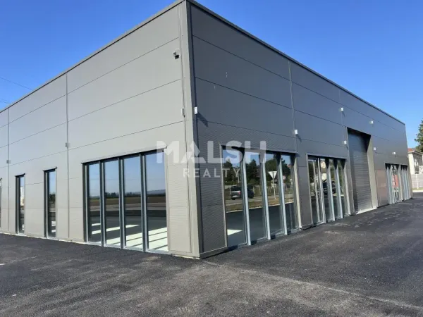 Locaux commerciaux à LA CÔTE SAINT ANDRÉ - A LOUER - 555 m² divisibles à partir de 135 m²