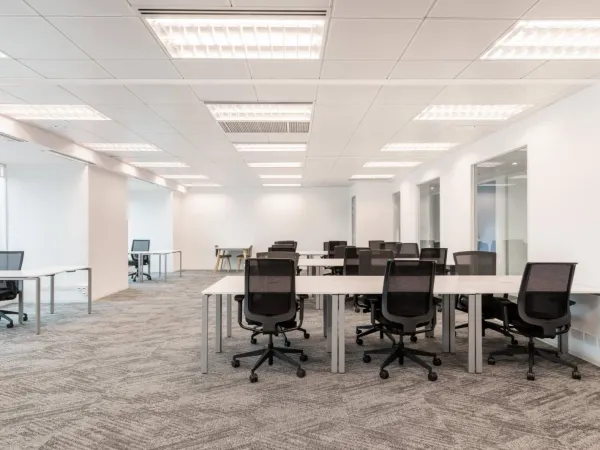 Basculez vers un espace de bureau ouvert prêt à l'emploi pour 15 personnes à Allianz Riviera