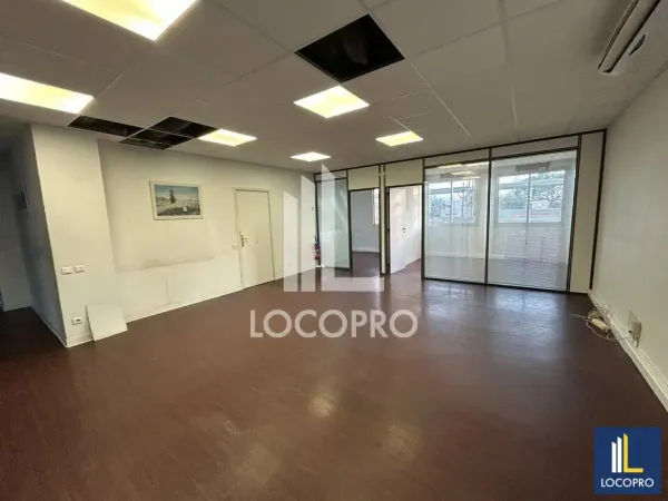 A VENDRE - BUREAUX ET COMMERCE - 194 M2 DIVISIBLES - CAGNES SUR MER