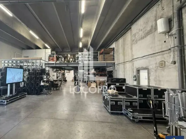 A VENDRE - LOCAL D'ACTIVITE 1523 M2 - LE BROC