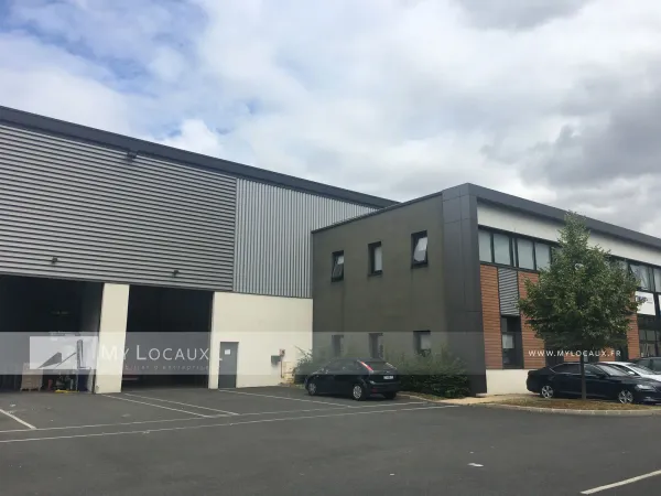 Entrepôt avec quais - 2 179m²