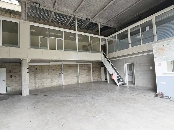 Local d'activité 185m2 - Cour privée 100m2 - Parkings - Grande hauteur 7m - Entrepôt et Bureaux