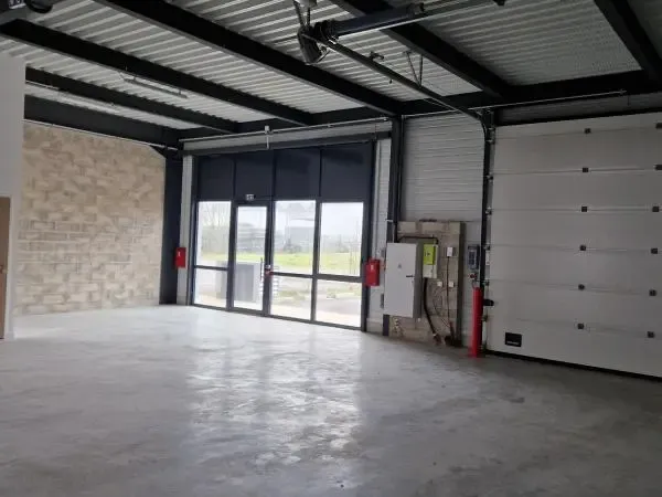 Eragny sur Oise, 2 lots d'activités à louer de 371 m² chacun, disposant d'une terrasse au coeur d'un