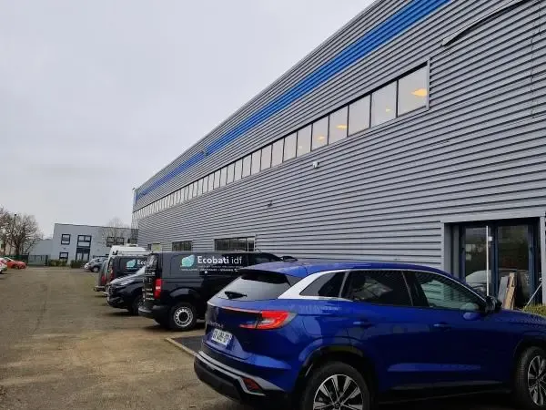 Disponible immédiatement, un ensemble divisible activités/bureaux (412 m²/ 490m²) proposé à la locat