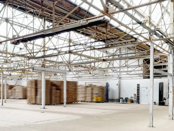 A louer, local d'activités/stockage, à Aubervilliers, proche de la A86, de plus de 5000 m², très rar