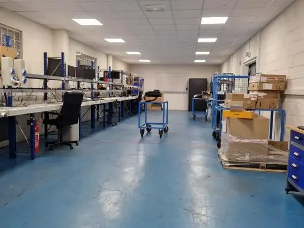 A vendre, bâtiment indépendant de 1900 m², édifié sur un foncier de 3300 m², situé à Saint-Ouen-l'Au