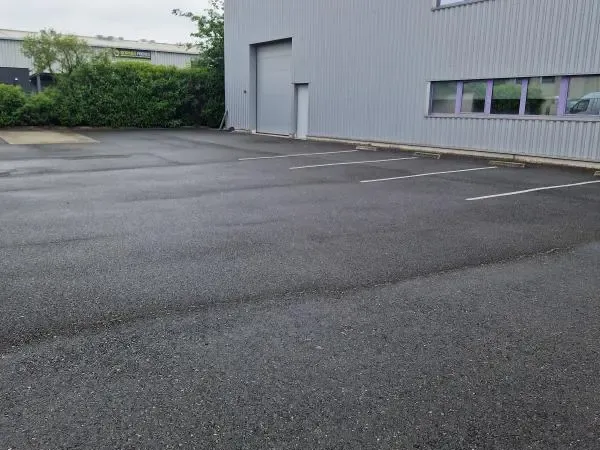 Rare à Taverny, local d'activités /stockage, de plus de 1300 m², proposé à la location, disponible i