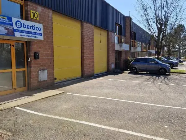 A louer local d'activités , disposant d'une hauteur libre de 6 mètres, d'une porte sectionnelle, et 
