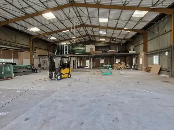 RG Conseil vous propose un local d'activités indépendant de 1300 m², à la location, disponible en ju