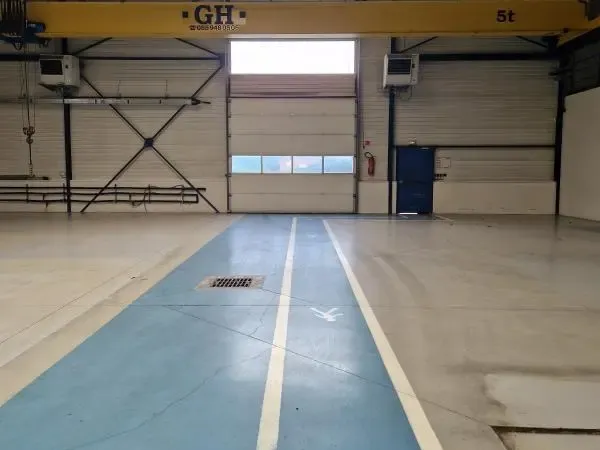 A vendre/A louer, bâtiment d'activités de plus de 1900 m², édifié sur un foncier de 4100 m², proche 