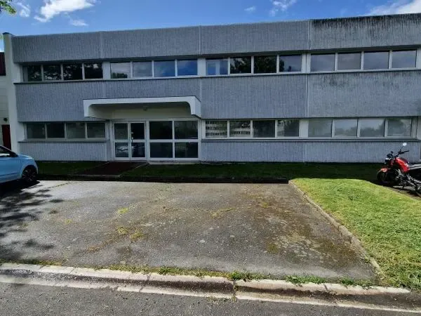 A louer, local d'activités, au coeur du PA des Béthunes à Saint-Ouen-l'Aumône, disponible immédiatem