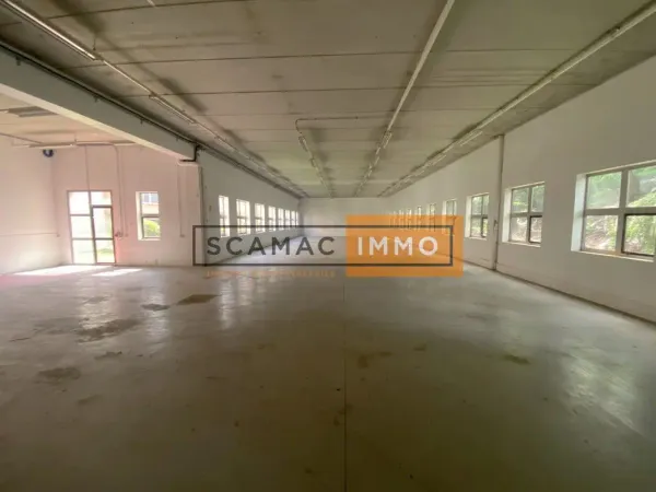 Local d'activités de 2031m²