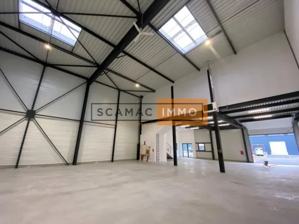 Local d'activités de 877m²