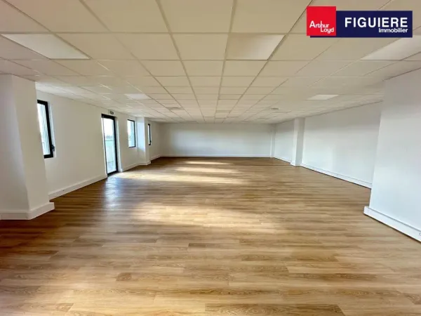 BUREAUX NEUFS À PERTUIS AVEC NOMBREUX PARKINGS