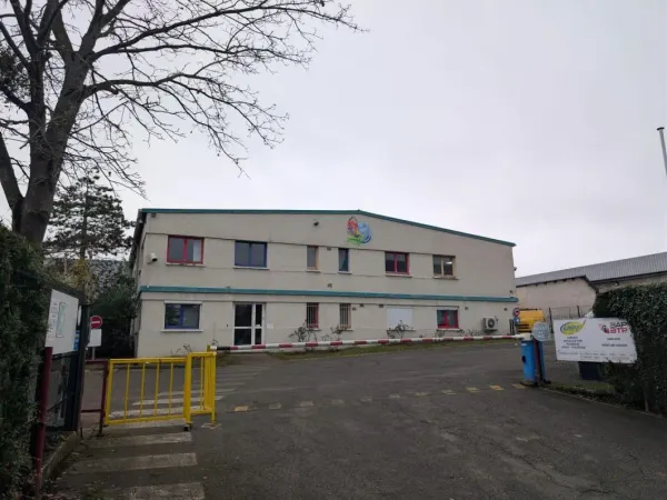 LOCAL MIXTE BUREAUX / ACTIVITÉ - PORTE SECTIONNELLE / PARKING / BUCHELAY (78) - AXE A13