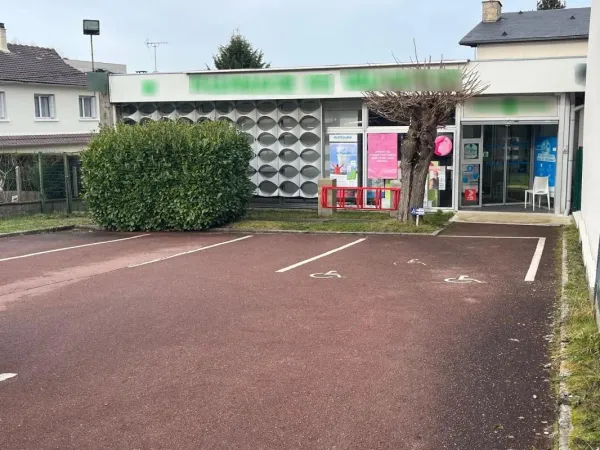 LOCAL COMMERCIAL A VENDRE 150 M² - BATIMENT INDEPENDANT SUR TERRAIN CLOTURE DE 515 M²