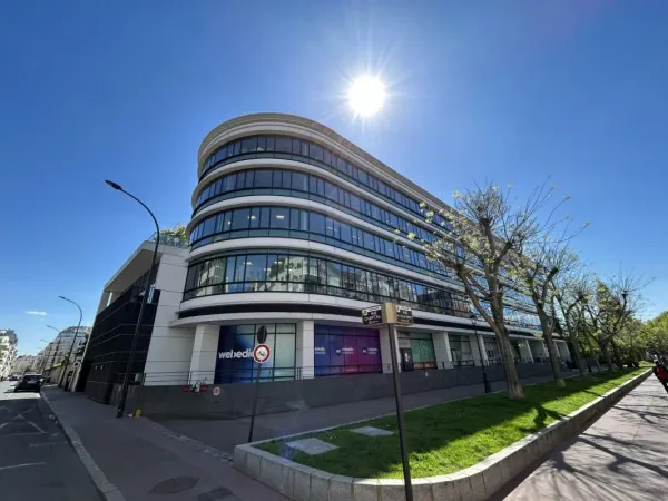 Bureaux Plug & Play avec Roof Top à Levallois-Perret - Proche du Métro 3