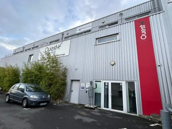Locaux d'activité à louer à Nanterre grande hauteur sous plafond