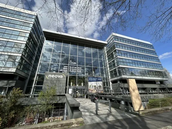 Bureaux à louer à Nanterre dans immeuble rénové proche La Défense