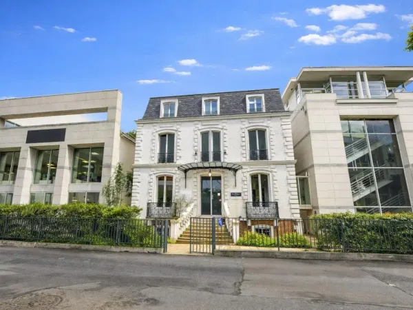 Immeuble exceptionnel de bureaux à acquérir à St Cloud, jardins et terrasses privatifs - Rare sur le