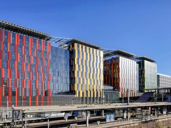 Bureaux neufs et très lumineux - Nombreux services de qualité - RER A au pied de l'immeuble - Green 